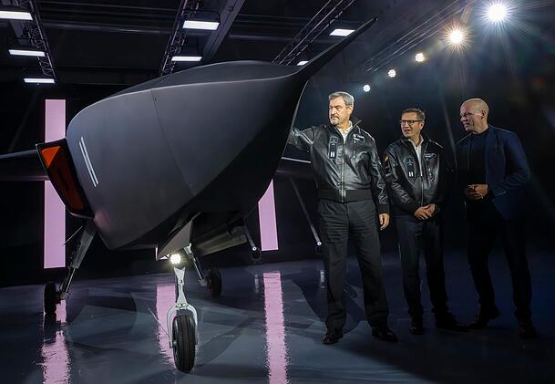 Wolfgang Gammel (M.) mit Ministerpr&auml;sident Markus S&ouml;der (l.) und Gundbert Scherf, Mitgr&uuml;nder und Co-Gesch&auml;ftsf&uuml;hrer von Helsing.