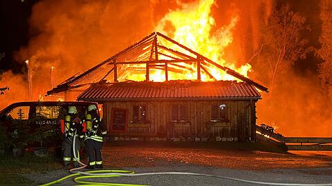 Als die Feuerwehr eintrifft, schlagen die Flammen bereits aus dem Dach der Alm.