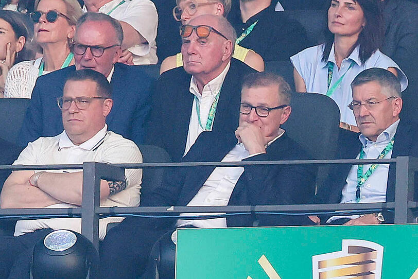 Sportvorstand Max Eberl, Karl-Heinz Rummenigge, Ehrenpr&auml;sident Uli Hoene&szlig;, Vorstandsvorsitzender Jan-Christian Dreese und Pr&auml;sident Herbert Hainer (v.l.) beim DFB-Pokal-Finale in Berlin im Mai 2026.