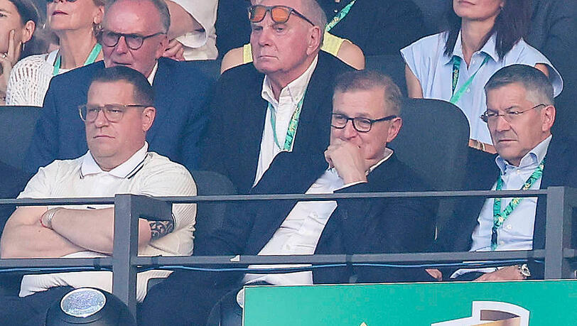 Sportvorstand Max Eberl, Karl-Heinz Rummenigge, Ehrenpr&auml;sident Uli Hoene&szlig;, Vorstandsvorsitzender Jan-Christian Dreese und Pr&auml;sident Herbert Hainer (v.l.) beim DFB-Pokal-Finale in Berlin im Mai 2026.