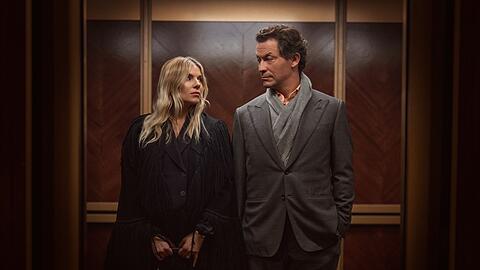 Filmstar Carla Duval (Sienna Miller) und Tech-Unternehmer Morgan Henderson (Dominic West) haben sich nichts mehr zu sagen.