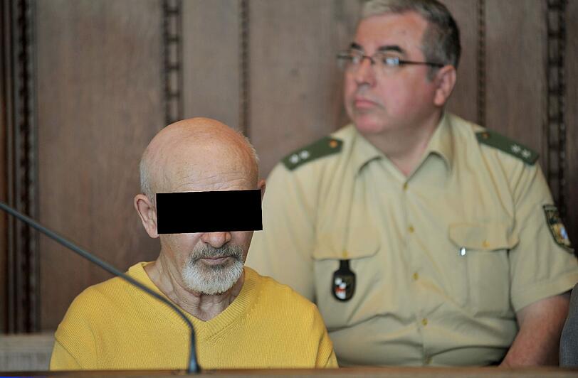 Der Blick ist gesenkt, Nikolaus K. wirkt auf der Anklagebank gebrechlich: Doch der Eindruck täuscht. Der 70-Jährige erstach letzten Sommer seinen Sohn.