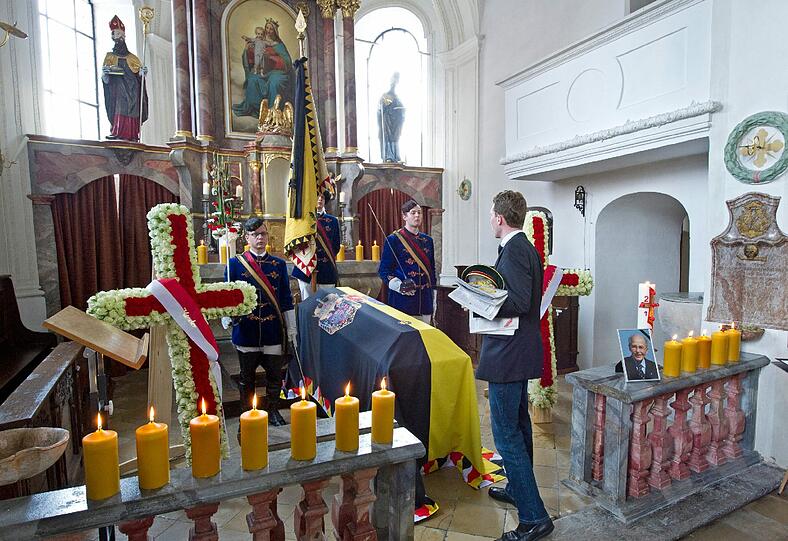 Der mit der Familienfahne bedeckte Sarg von Otto von Habsburg steht mit einem Ehrenspalier der Schützenkompanie Zirl aus Österreich, in der Sankt-Ulrichs-Kirche in Pöcking am Starnberger See, aufgebahrt am Altar.