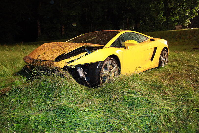 Auf regennasser Fahrbahn ist am Dienstagabend ein Münchner mit seinem Lamborghini von der Straße abgekommen und schwer verunglückt. Die Ursache war vermutlich überhöhte Geschwindigkeit. Der Fahrer musste schwer verletzt ins Krankenhaus eingeliefert werden. Die  Bilder von der Unfallstelle.