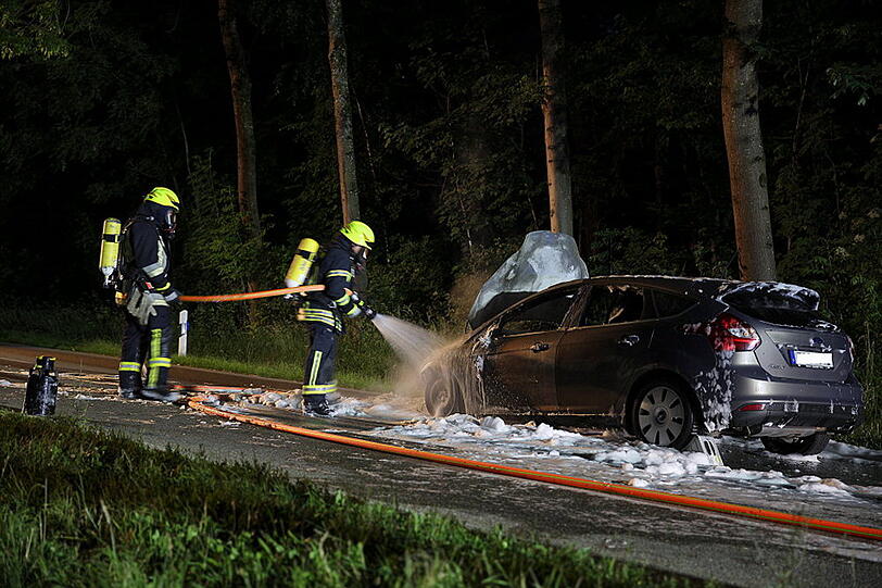 Der Fahrer konnte sich gerade noch in Sicherheit bringen, das Auto war jedoch nicht mehr zu retten.