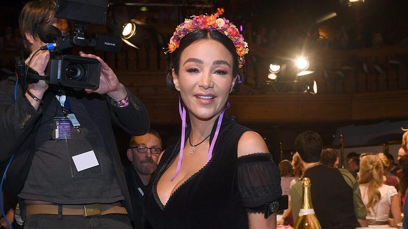Verona Pooth bei der Weißwurst-Party im Stanglwirt. Hüfte abwärts war ihr Dirndl komplett transparent.
