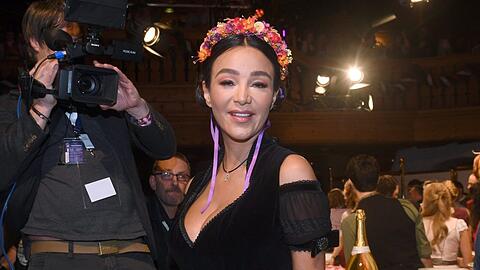 Verona Pooth bei der Weißwurst-Party im Stanglwirt. Hüfte abwärts war ihr Dirndl komplett transparent.