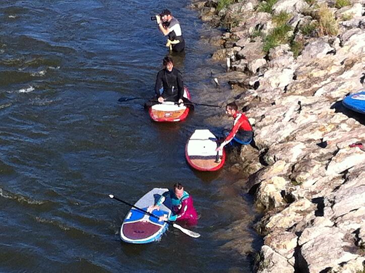 Ritt auf der Welle: die Isar-Surfer vom Sonntag.