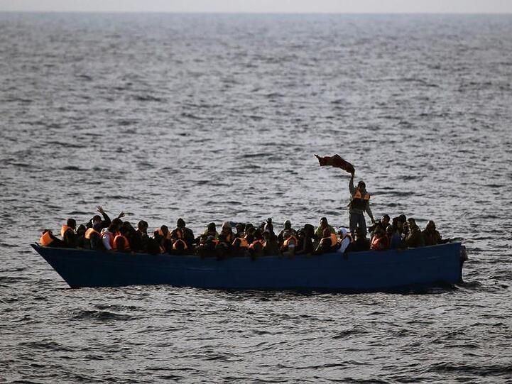 Nach einem schweren Bootsunglück vor der Küste Libyens werden 115 Migranten vermisst.