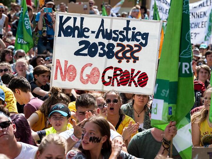 "Kohle Ausstieg 2038??? No Go Kroko": Demonstranten im nordrhein-westfälischen Jüchen.