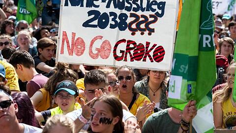 "Kohle Ausstieg 2038??? No Go Kroko": Demonstranten im nordrhein-westfälischen Jüchen.