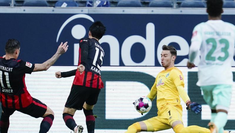 Frankfurts Daichi Kamada (M) scheitert an Bremens Torwart Jiri Pavlenka.