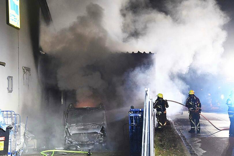 Der Transpoter fing Feuer, es gab ein massive Rauchentwicklung.