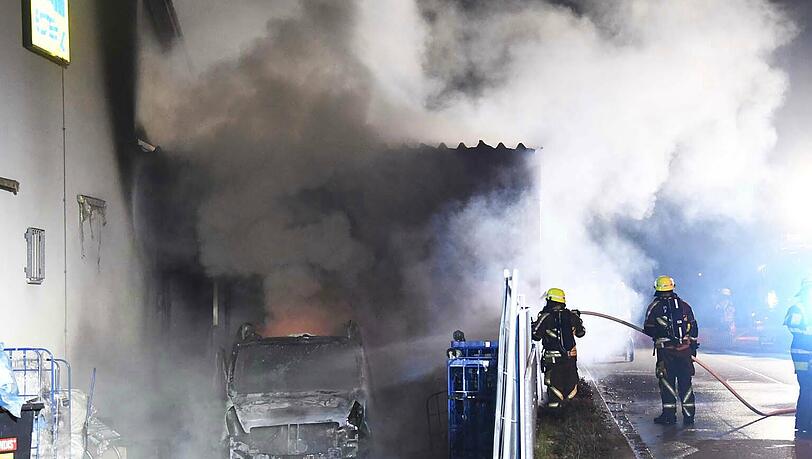 Der Transpoter fing Feuer, es gab ein massive Rauchentwicklung. Der Transpoter fing Feuer, es gab ein massive Rauchentwicklung.