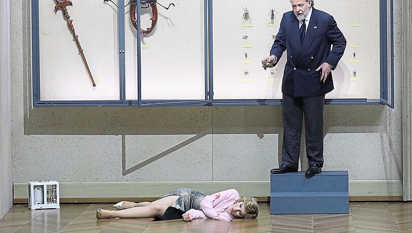 Tod im Museum: Christian Gerhaher (Lear) mit Hanna-Elisabeth Müller (Cordelia) am Ende von Aribert Reimanns Oper im Nationaltheater.