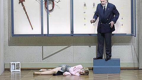 Tod im Museum: Christian Gerhaher (Lear) mit Hanna-Elisabeth Müller (Cordelia) am Ende von Aribert Reimanns Oper im Nationaltheater.
