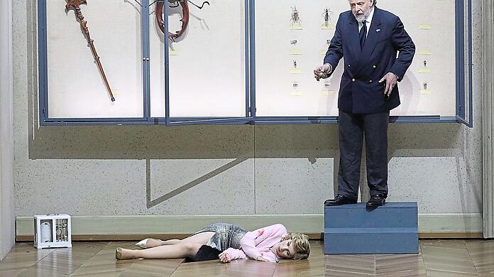 Tod im Museum: Christian Gerhaher (Lear) mit Hanna-Elisabeth Müller (Cordelia) am Ende von Aribert Reimanns Oper im Nationaltheater.