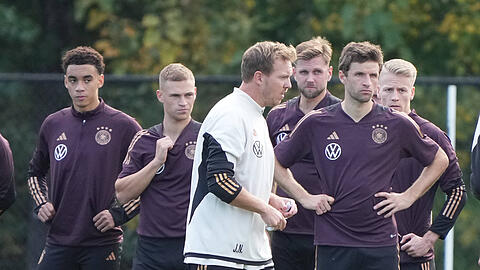Wie geht es weiter mit Thomas Müller (r.) und den anderen Weltmeistern im DFB-Team? Julian Nagelsmann steht vor einer Herausforderung.