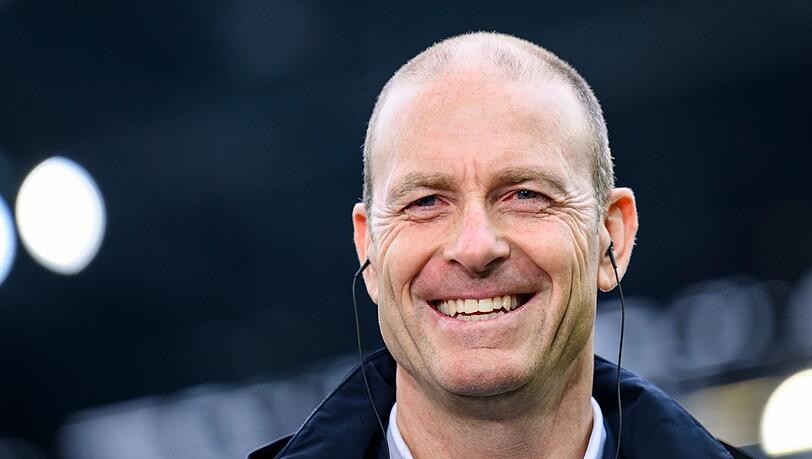 Augsburgs Trainer Jess Thorup steht vor dem Spiel im Stadion.
