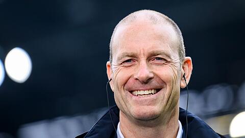 Augsburgs Trainer Jess Thorup steht vor dem Spiel im Stadion.