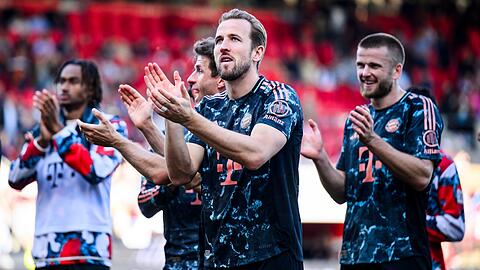 In der Saison 2025/26 laufen die Bayern-Stars wieder mit einem rot-weißen Trikot in der Allianz Arena auf.