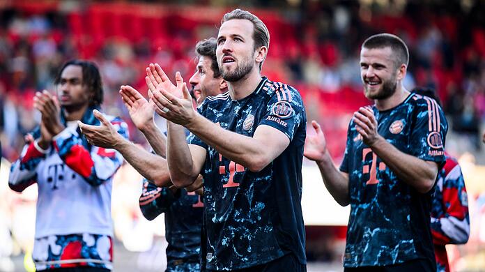 In der Saison 2025/26 laufen die Bayern-Stars wieder mit einem rot-weißen Trikot in der Allianz Arena auf.