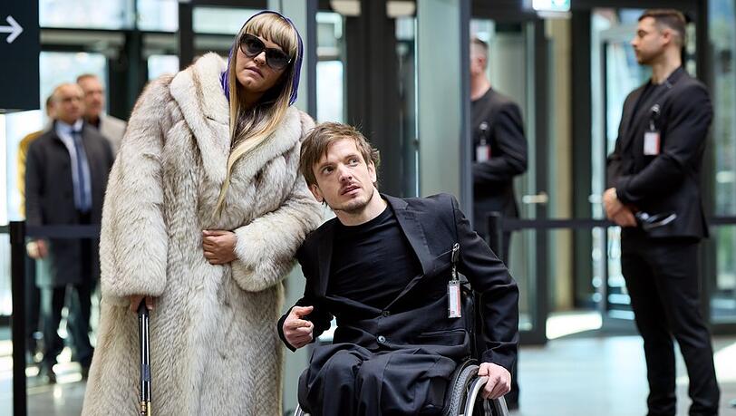 "Gar kein Geld macht auch nicht glücklich": Olivia (Sara Fazilat) und Sammy (Jan Kampmann) haben die Personenkontrolle bei der Veranstaltung anlässlich der Zulassung des HIV-Impfstoffes überwunden. "Gar kein Geld macht auch nicht glücklich": Olivia (Sara Fazilat) und Sammy (Jan Kampmann) haben die Personenkontrolle bei der Veranstaltung anlässlich der Zulassung des HIV-Impfstoffes überwunden.