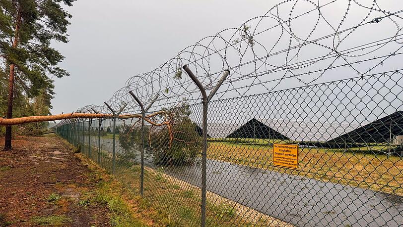 Wetterbedingt musste der Flugbetrieb am Abend vorübergehend eingestellt werden. Wetterbedingt musste der Flugbetrieb am Abend vorübergehend eingestellt werden.