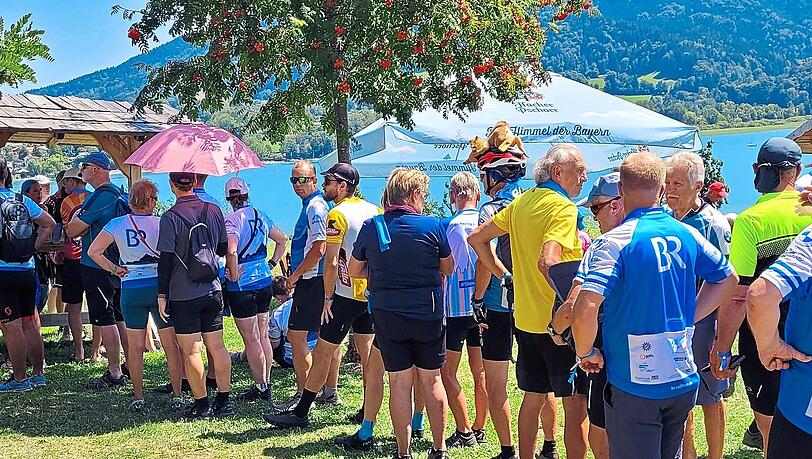 Etwas Geduld braucht es: Alle Mitfahrenden wollen mittags beim Gut Kaltenbrunn am Nordende des Tegernsees bewirtet werden. Etwas Geduld braucht es: Alle Mitfahrenden wollen mittags beim Gut Kaltenbrunn am Nordende des Tegernsees bewirtet werden.