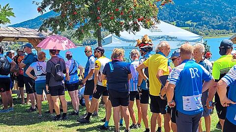 Etwas Geduld braucht es: Alle Mitfahrenden wollen mittags beim Gut Kaltenbrunn am Nordende des Tegernsees bewirtet werden.