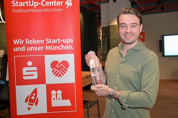 Carl-Philipp von Polheim mit seinem Preis. Er ist der Gr&uuml;nder von "mybacs", einem Unternehmen, das hochdosierte Probiotika verkauft.