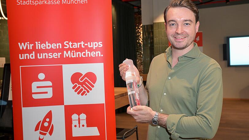 Carl-Philipp von Polheim mit seinem Preis. Er ist der Gr&uuml;nder von "mybacs", einem Unternehmen, das hochdosierte Probiotika verkauft.