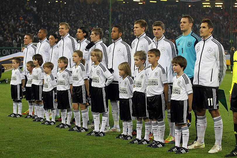 Traumtore und
ein Rekord &ndash; die perfekte EM-Qualifikation machte Appetit und
Hoffnung: &bdquo;Zehn Spiele, zehn Siege &ndash; was will man mehr. Es ist eine
tolle Leistung über 14 Monate nach einer schwierigen WM&ldquo;, sagte Löw nach dem abschließenden 3:1
gegen Belgien.