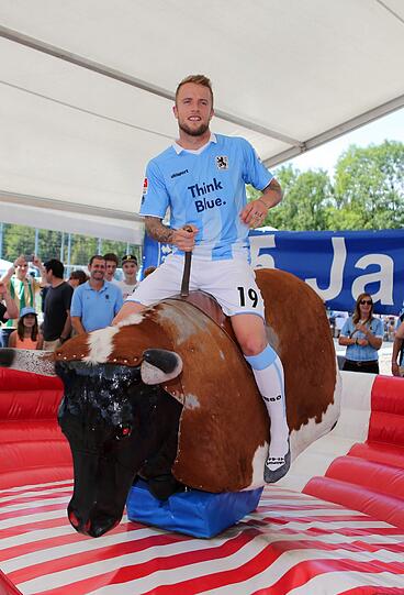 Daniel Adlung beim "Bullriding" und Moritz Volz beim Crepes kochen: Nach dem denkbar knappen Pokalerfolg am Freitag gegen Heidenheim, standen am Sonntag beim Fanfest der Löwen die Sechziger-Fans im Mittelpunkt. Die besten Bilder!