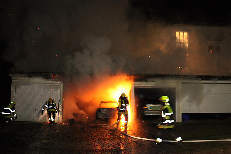 Das Auto völlig zerstört, die Garage in Vollbrand: In Waldkraiburg ist ein Carport abgebrannt. Die Bilder vom spektakulären Feuerwehreinsatz.