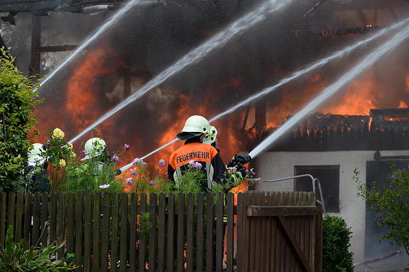 Bei Siegsdorf im Landkreis Traunstein steht am Sonntagmittag ein Bauernhof in Flammen.