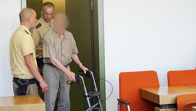Hans K. kam mit Rollator. Hans K. kam mit Rollator.