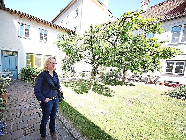 Idylle im Hinterhof: Natascha Kohnen in einem grünen Garten an der Kaulbachstraße.