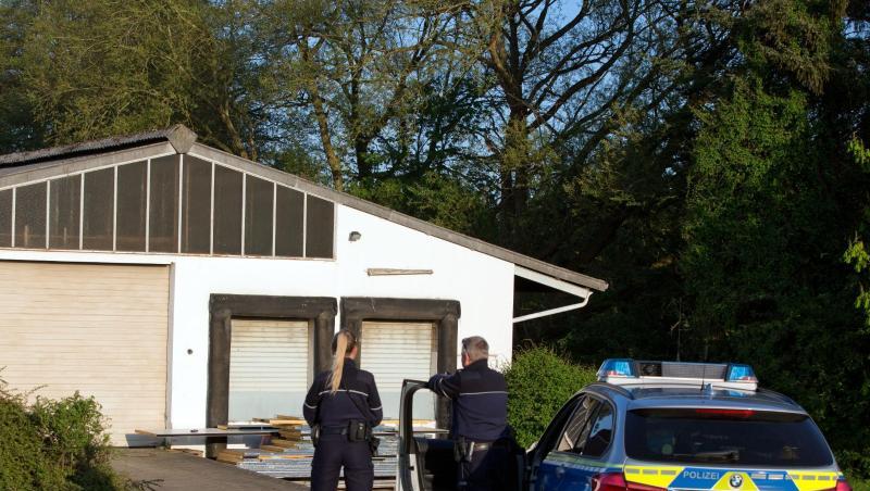 Polizeibeamte stehen vor einer Lagerhalle in der 35.000 Liter verschiedener Chemikalien und 50 Propangasflaschen entdeckt wurden. Polizeibeamte stehen vor einer Lagerhalle in der 35.000 Liter verschiedener Chemikalien und 50 Propangasflaschen entdeckt wurden.