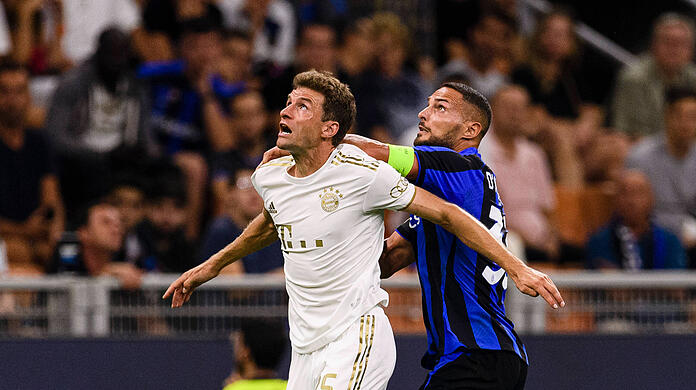 Das Hinspiel der Champions-League-Gruppenphase gegen Inter Mailand gewann der FC Bayern - hier Thomas Müller (links) im Duell mit Danilo D'Ambrosio - am 7. September mit 2:0.