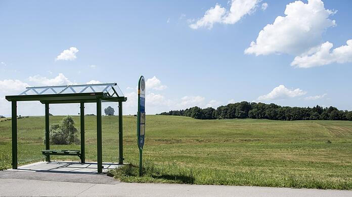 Busstation auf dem Land. Foto: dpa