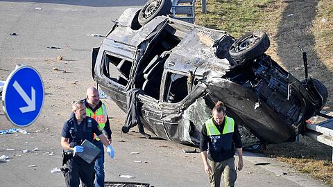 Der Transport liegt nach dem Unfall seitlich auf dem Dach