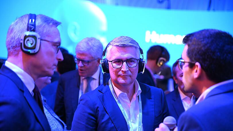 O2-Chef Santiago Argelich Hesse (Mitte) bei einer Vorführung beim MWC an der Seite von Bundesdigitalminister Karsten Wildberger (links). O2-Chef Santiago Argelich Hesse (Mitte) bei einer Vorführung beim MWC an der Seite von Bundesdigitalminister Karsten Wildberger (links).