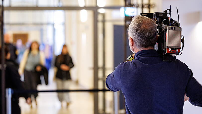 Ein Kameramann bei der Arbeit (Symbolbild). Wer beim Bayerischen Rundfunk hinter der Kamera steht, verdient als Festangestellter mindestens 4353 Euro im Monat.