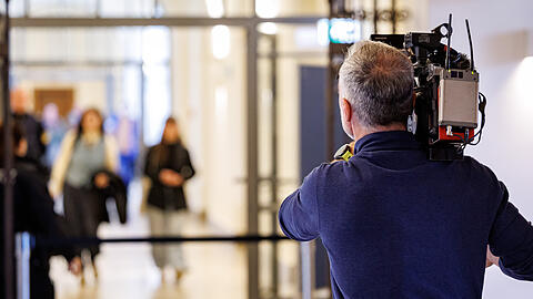 Ein Kameramann bei der Arbeit (Symbolbild). Wer beim Bayerischen Rundfunk hinter der Kamera steht, verdient als Festangestellter mindestens 4353 Euro im Monat.