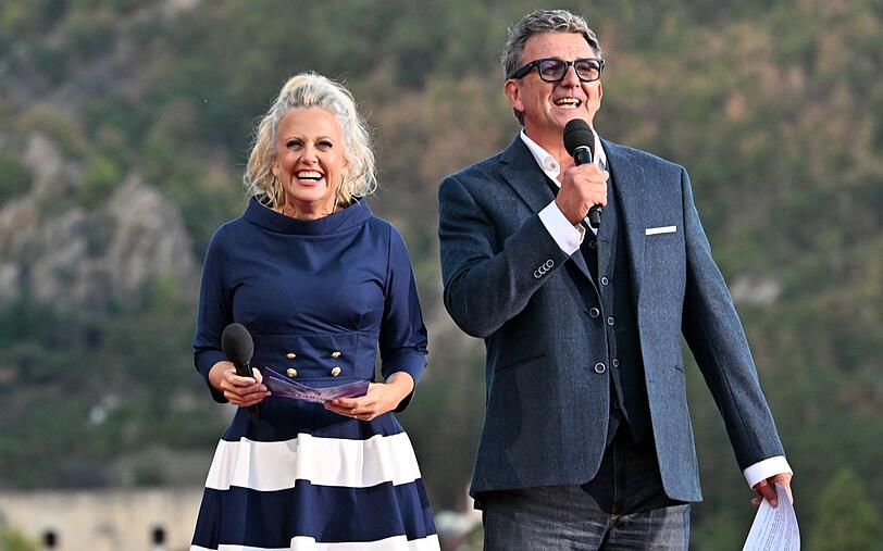 Barbara Schöneberger und "Bergdoktor"-Star Hans Sigl moderierten wieder einmal die "Starnacht aus der Wachau". Barbara Schöneberger und "Bergdoktor"-Star Hans Sigl moderierten wieder einmal die "Starnacht aus der Wachau".