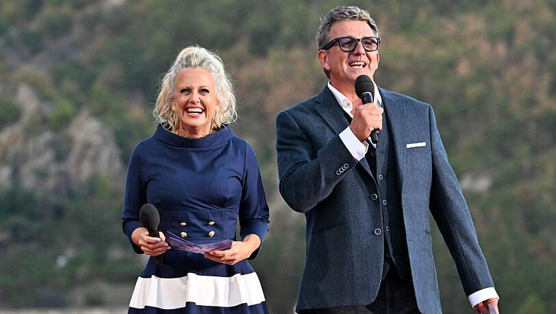 Barbara Schöneberger und "Bergdoktor"-Star Hans Sigl moderierten wieder einmal die "Starnacht aus der Wachau". Barbara Schöneberger und "Bergdoktor"-Star Hans Sigl moderierten wieder einmal die "Starnacht aus der Wachau".