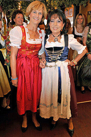 Am Montag lud Regine Sixt (r.) von der gleichnamigen Mietwagenkette wie jedes Jahr zur "Damenwiesn". Mit von der Partie war unter anderem Karin Seehofer (l.) - Gatte Horst musste ja leider zur CSU-Herbstklausur, wäre bei dieser Veranstaltung aber ohnehin höchst unerwünscht gewesen.