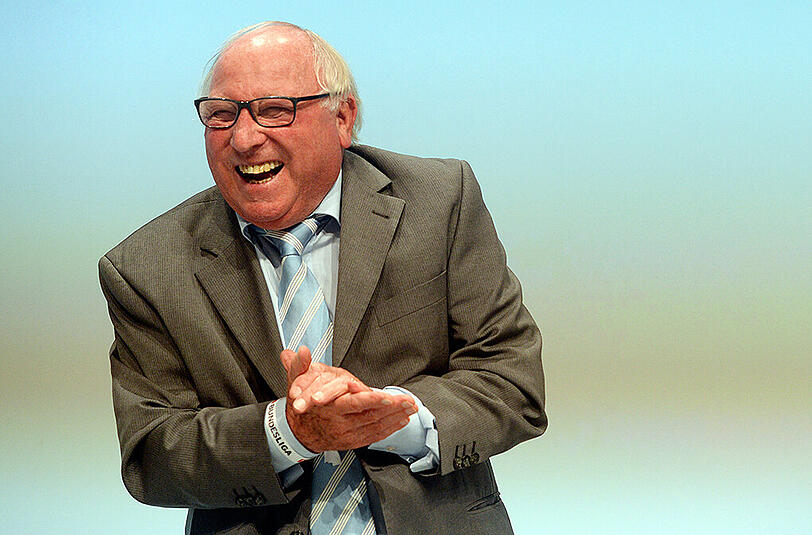 "Die Dreifachbelastung kann er nicht mehr schaffen - er ist ja jetzt verheiratet." (Ex-Nationalspieler Uwe Seeler über Bastian Schweinsteiger)
