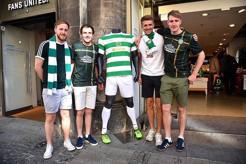 Auf dem Marienplatz feiern bereits die Celtic-Fans.